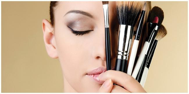 Jaga kebersihan alat makeup agar alis tidak berketombe/copyright Shutterstock.com