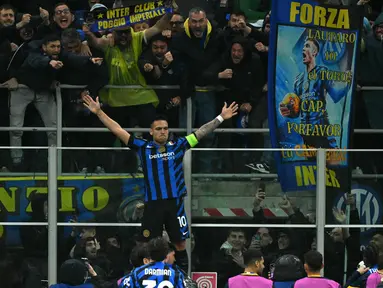 Penyerang Inter Milan asal Argentina, Lautaro Martinez melakukan selebrasi dengan para pendukung setelah mencetak gol pertama untuk timnya saat pertandingan leg kedua perempat final Liga Champions 2024/2025 melawan Bayern Munchen di stadion San Siro, Milan pada 16 April 2025 atau Kamis 17 April 2025 dini hari WIB. (Alberto PIZZOLI/AFP)