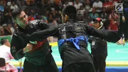 Pesilat Aji Bangkit Pamungkas saat bertarung melawan Duy Tuyen Nguyen dari Vietnam pada semifinal kelas I putra 85kg-90kg Asian Games 2018 di TMII, Jakarta (26/8). Aji melangkah ke final memperebutkan emas esok hari. (Merdeka.com/Arie Basuki)