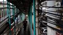 Kondisi kabel utilitas semrawut di dekat jembatan penyeberangan orang (JPO) di Jalan Ciledug Raya, Kawasan Seskoal, Kebayoran Lama, Jakarta, Selasa (8/8/2023). (Liputan6.com/Johan Tallo)