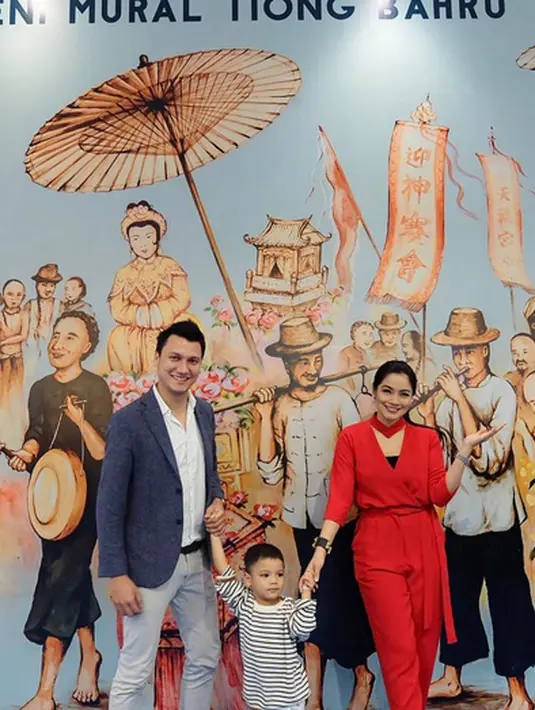 "Bisa dibilang traveling kayak ritual menjaga keharmonisan rumah tangga, karena dengan traveling kita menemukan banyak hal baru dari tempat baru tersebut. Jadi menjaga keromantisan saja," lanjut bintang film Ada Apa Dengan Cinta. (Instagram/titi_kamall)