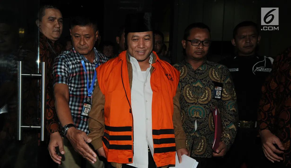 Bupati Lampung Selatan Zainudin Hasan dibawa menuju mobil tahanan seusai menjalani pemeriksaan di gedung KPK, Jakarta, Jumat (27/7). KPK resmi menahan adik Ketum PAN Zulkifli Hasan itu terkait dugaan suap proyek infrastruktur. (Liputan6.com/Dwi Narwoko)Bu