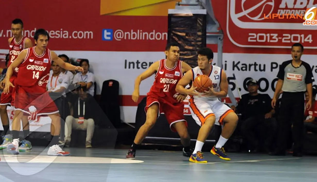 Pebasket Garuda Bandung Johanes Siahaan (21) mencoba menahan laju serangan Pelita Jaya Jakarta yang dibangun oleh Ponsianus Indrawan (Liputan6.com/Helmi Fithriansyah)