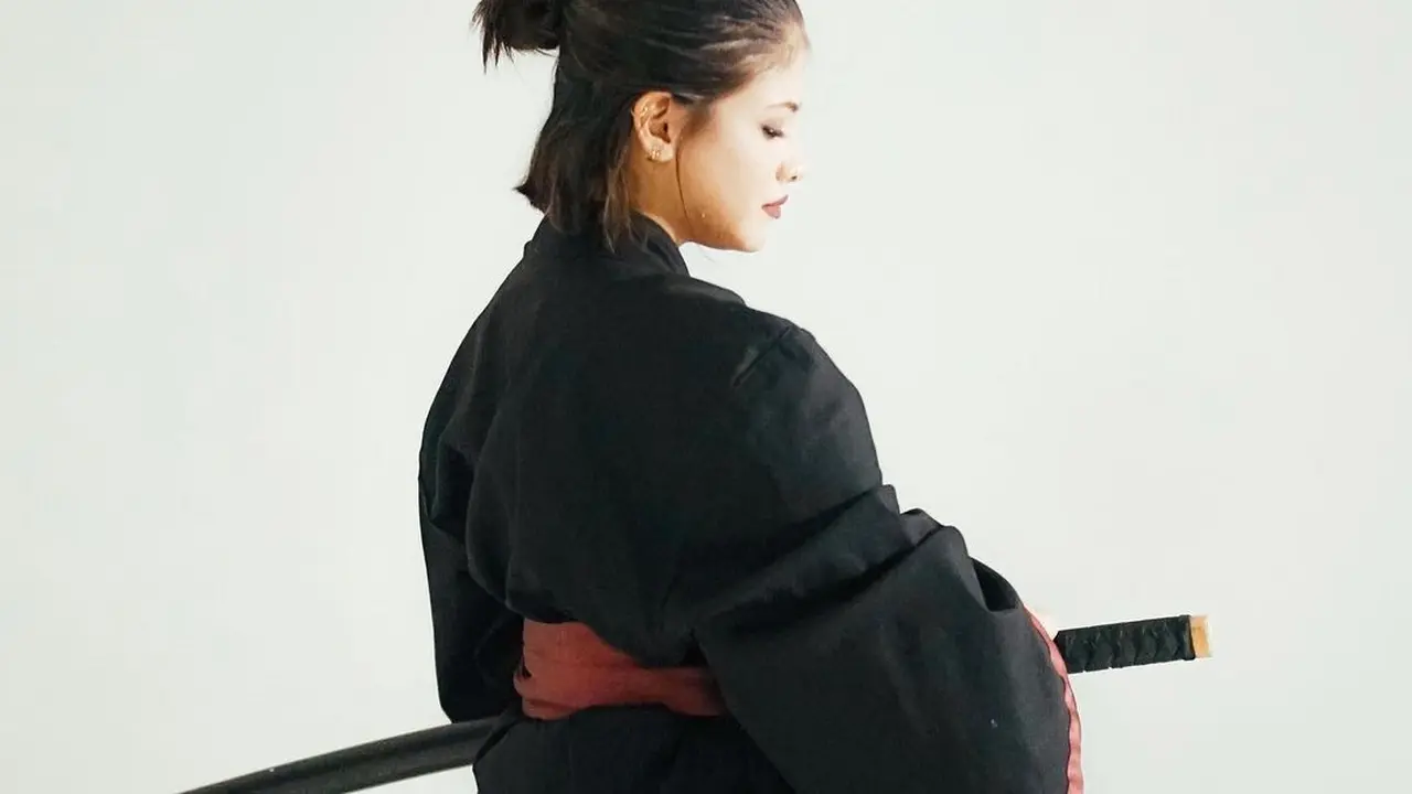 Gaya Pemotretan Sara Fajira Bak Samurai, Curi Perhatian