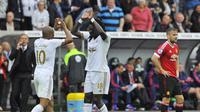 Andre Ayew dan Bafetimbi Gomis rayakan gol ke gawang MU (Reuters)