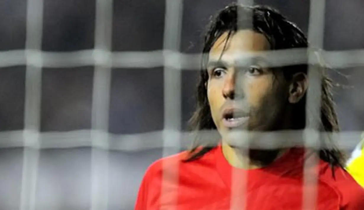 Manchester United's Argentinian forward Carlos Tevez waits for a corner during the League cup semi final first leg football matchagainst Derby County at Pride Park, Derby, on January 7, 2009. AFP PHOTO/ANDREW YATES.