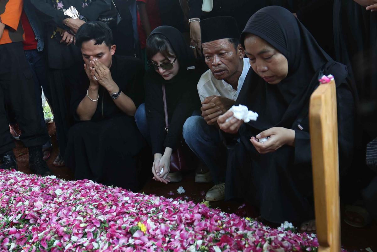 Tangis Haru Iringi Pemakaman Mpok Alpa, Komedian Ceria yang Berjuang Diam-Diam Lawan Kanker