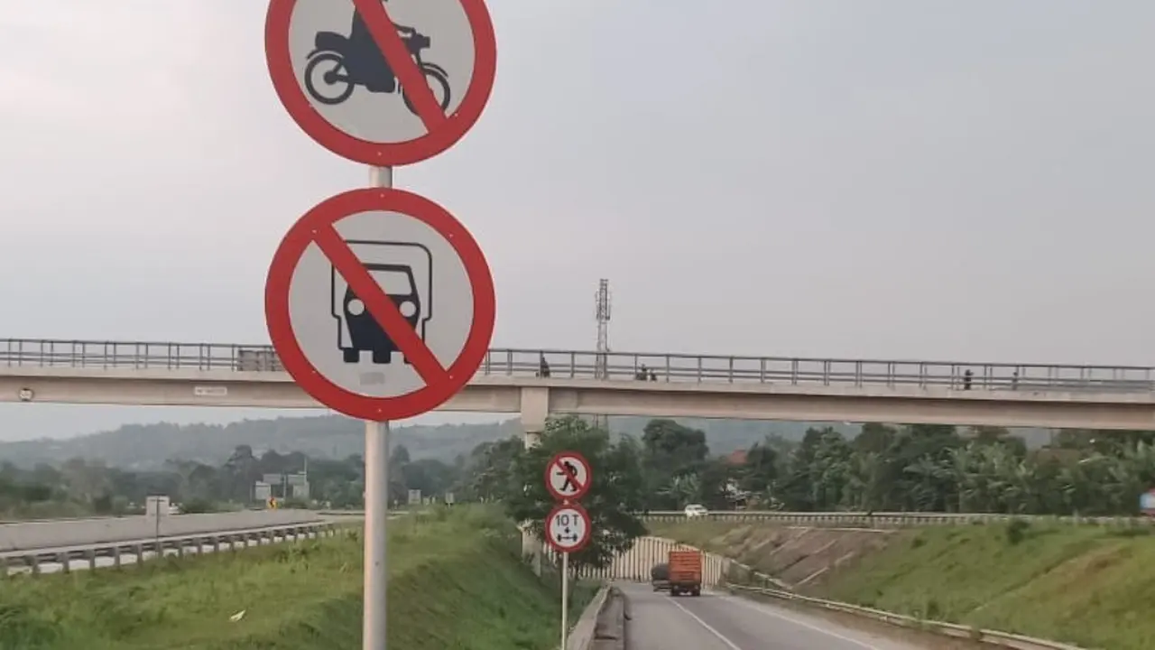 Tanda kendaraan roda dua dan tiga dilarang masuk tol