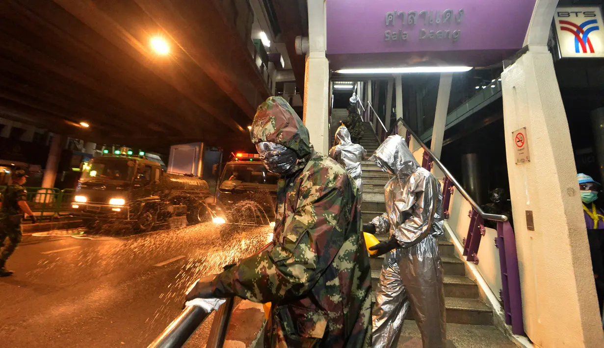 Sejumlah tentara berpakaian pelindung menyemprotkan disinfektan di sepanjang Jalan Silom, di Bangkok, Thailand, 19 Maret 2020. Pasukan militer dikerahkan di Bangkok untuk memberlakukan langkah-langkah disinfeksi dalam upaya mencegah dan membendung penyebaran virus corona. (Xinhua/Rachen Sageamsak)