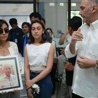 Setelah itu, peti mati warna putih dimasukkan ke tempat kremasi. Para hadirin yang ikut mengantarkan dimohon berdiri untuk memberikan penghormatan terakhirnya. (Nurwahyunan/Bintang.com)