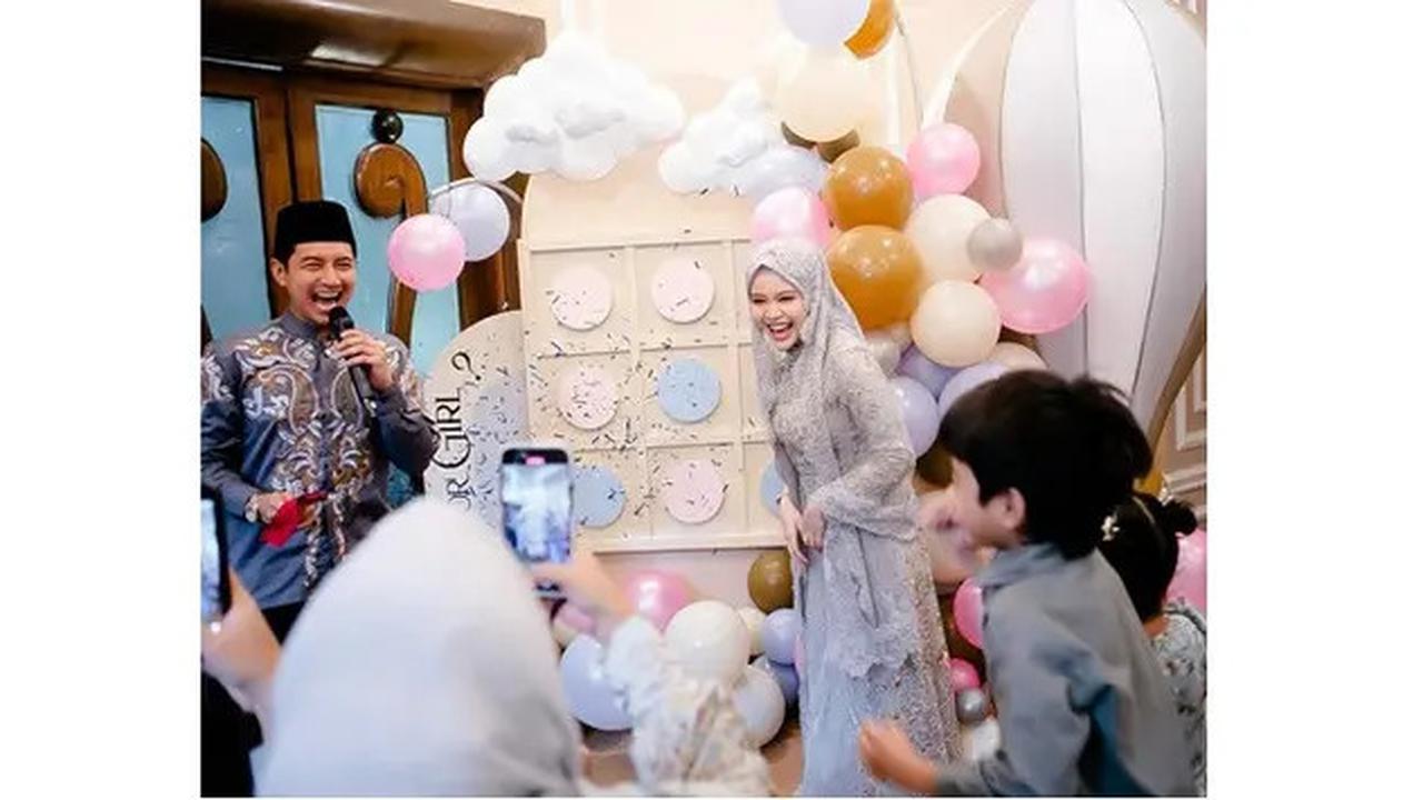6 Potret Gender Reveal dan Tasyakuran 4 Bulan Kehamilan Istri Chand Kelvin