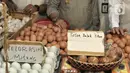 Menteri Pertanian Syahrul Yasin Limpo dan Menteri Perdagangan Agus Suparmanto memeriksa telur saat inspeksi mendadak (sidak) ke Pasar Senen, Jakarta, Senin (3/2/2020). Sidak dilakukan untuk memantau harga bahan pokok yang dijual pedagang. (merdeka.com/Iqbal Nugroho)
