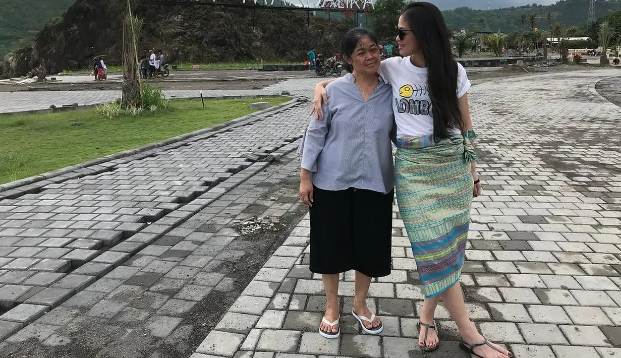 Gracia Indri pun juga sering terlihat liburan bareng ibundanya. Kali ini mereka berlibur di Kuta Mandalika di Lombok, NTB. Kali ini Gracia memakai kaus bermotif, namun ia memadukannya dengan kain bermotif songket. Unik ya? (Instagram/graciaz14)