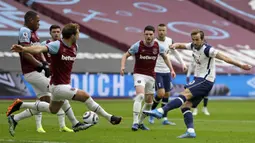 West Ham United. Harry Kane mampu mencetak 11 gol dan 4 assist ke gawang West Ham dari total 20 laga di semua ajang kompetisi. Dari 15 laga tersebut, Harry Kane membawa Tottenham Hotspur, Norwich dan Milwall 9 kali menang, 4 kali imbang dan 7 kali kalah. (AFP/Pool/Kirsty Wigglesworth)