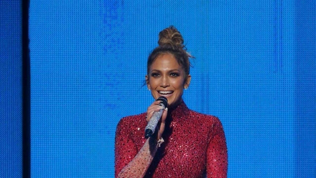Panasnya penampilan tembus pandang J-Lo saat menjadi host