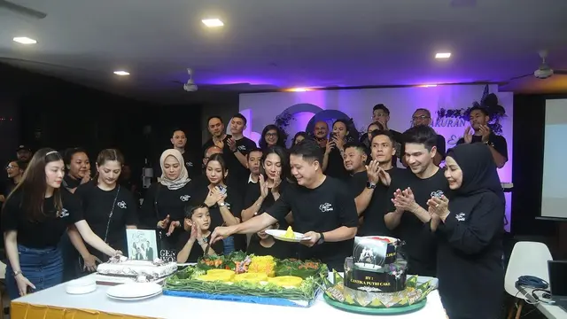 Suasana tasyakuran sinetron Takdir Cinta yang Kupilih tembus 300 episode (Foto: instagram cutkeke_xavier)