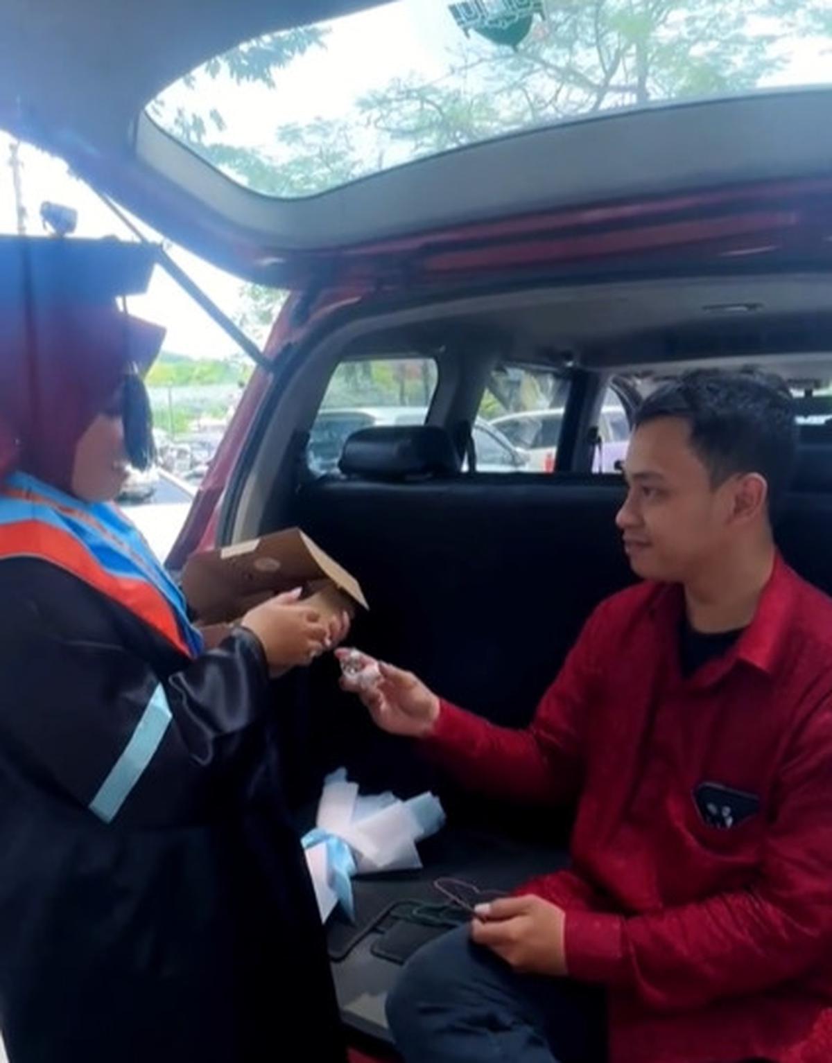 Berawal dari SMP, Wanita yang Bagikan Perjalanan Cintanya yang Sudah 11 Tahun Ini Curi Perhatian
