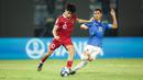 <p>Pemain Timnas Indonesia U-17, Ji Da Bin (kiri) berusaha menendang bola dibayangi pemain Timnas Ekuador U-17, Michael Bermudez pada laga pertama Grup A Piala Dunia U-17 di Stadion Gelora Bung Tomo, Surabaya, Jumat (10/11/2023) malam WIB. (Bola.com/Bagaskara Lazuardi)</p>