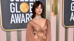 Jenna Ortega saat tiba menghadiri Golden Globe Awards 2023 di Beverly Hilton Hotel, Beverly Hills, California, Amerika Serikat, 10 Januari 2023. Jenna Ortega terlihat semakin stunning dengan layering necklace silver bergaya simple. (Photo by Jordan Strauss/Invision/AP)