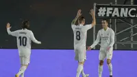 Gelandang Real Madrid, Lucas Vazquez (kanan) berselebrasi dengan rekannya Toni Kroos dan Luka Modric usai mencetak gol ke gawang Celta Vigo pada pertandingan lanjutan La Liga Spanyol di stadion Alfredo Di Stefano, Minggu (3/1/2021). Madrid menang atas Celta Vigo 2-0. (AP Photo/Manu Fernandez)