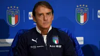 Pelatih Italia Roberto Mancini menghadiri konferensi pers usai menghadiri sesi latihan tim di Coverciano, dekat Florence, Italia (11/11/2019). Italia akan bertanding melawan Bosnia Herzegovina dan Armenia pada Grup J Piala Eropa 2020. (Claudio Giovannini / ANSA via AP)