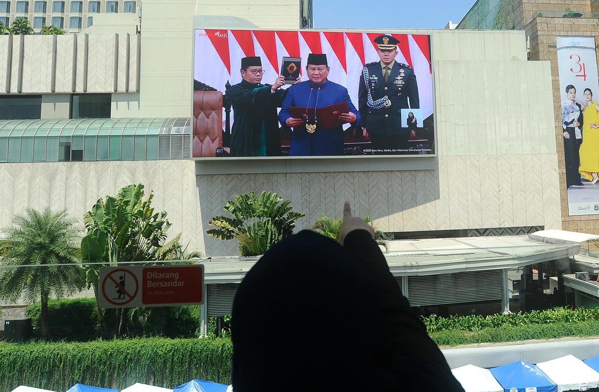 Warga Saksikan Prabowo Ucapkan Sumpah dan Janji sebagai Presiden Lewat Videotron
