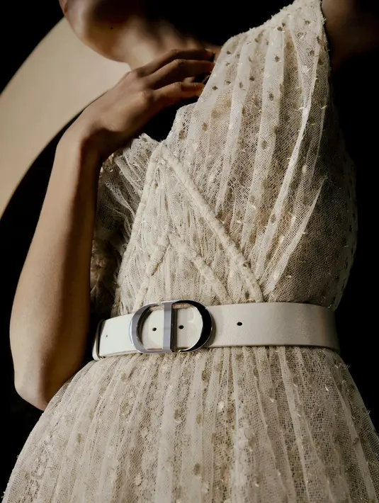 Serta potongan yang belum pernah ada sebelumnya. Seperti boxy jacket berhias kancing ‘CD’ yang menjanjikan daya pikat halus dan kontemprer.  [Foto: Dok. Dior]