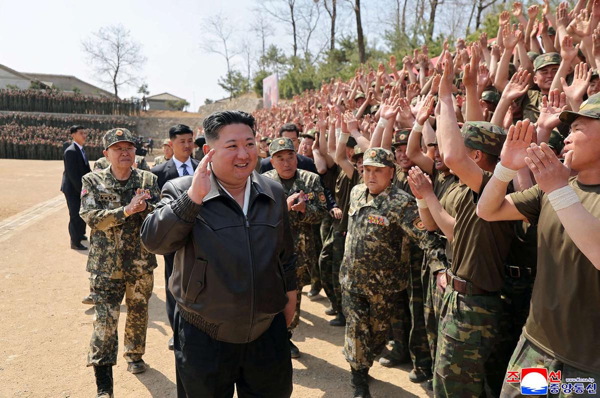 Kim Jong-un jajal senapan sniper Korea Utara