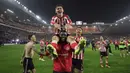 Para pemain Sunderland merayakan kemenangan timnya atas Convetry City dalam laga leg 2 babak semifinal play off Championship di Stadium of Light, Sunderland, Inggris, Selasa (13/05/2025) waktu setempat. (AP Photo/PA/Steve Welsh)