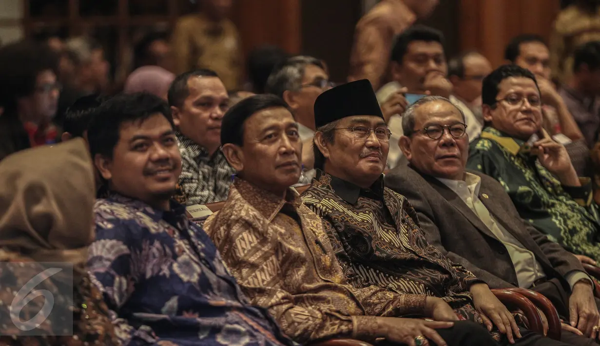 Menko Polhukam Wiranto (ketiga kiri) menghadiri kegiatan Outlok 2017 atau Refleksi Akhir Tahun yang diselenggarakan oleh DKPP di Jakarta, Rabu (14/12). Kegiatan evaluasi dan proyeksi DKPP dibuka Wiranto. (Liputan6.com/Faizal Fanani)