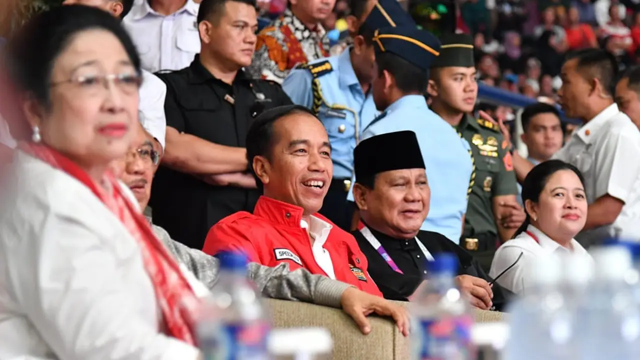 Potret Jokowi - Prabowo Peluk Atlet Silat Peraih Emas Asian Games 2018