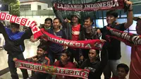 Suporter Timnas Indonesia di Bandara Soekarno Hatta menyambut kedatangan Timnas Indonesia U-22 dari Kamboja, Rabu (27/2/2019). (Bola.com/Benediktus Gerendo Pradigdo)