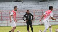 Pelatih PS TNI, Rudy Eka, saat memimpin sesi latihan persiapan jelang laga akhir penyisihan Grup C Piala Presiden 2017 melawan Perseru Serui. (Bola.com/Permana Kusumadijaya)