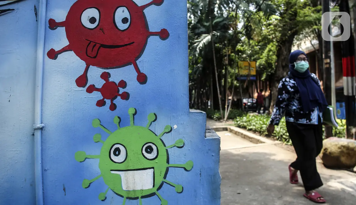 Warga yang mengenakan masker berjalan melintasi mural berisi imbauan terkait COVID-19 di Menteng, Jakarta, Kamis (7/10/2021). Pemerintah menyiapkan langkah implementasi prokes 3M, implementasi surveilans 3T, percepatan vaksinasi dan persiapan fasilitas rumah sakit. (Liputan6.com/Johan Tallo)
