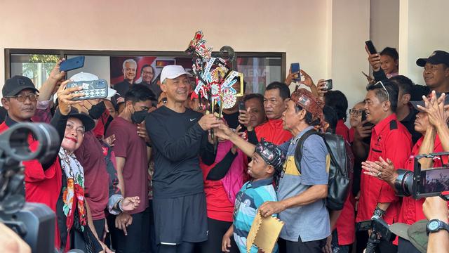 Capres Ganjar Pranowo, meresmikan Posko Ganjar-Mahfud di Pasar Notoharjo atau Pasar Kliwon, Solo, Jawa Tengah
