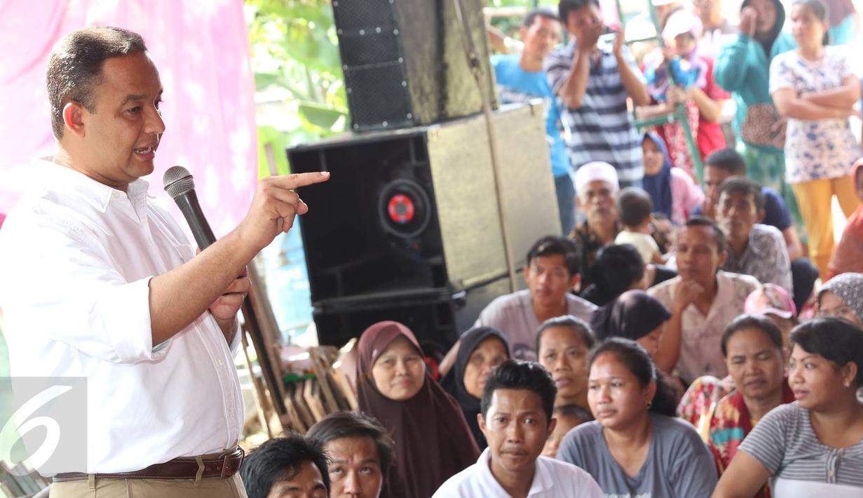 Cagub DKI Jakarta Anies Baswedan berdialog dengan warga di Kampung Maja, Pegadungan, Jakarta Barat, Senin (7/11). Dalam kampanyenya, Anies kembali menekankan program unggulan yang akan dijalankan bila terpilih nanti. (Liputan6.com/Immanuel Antonius)