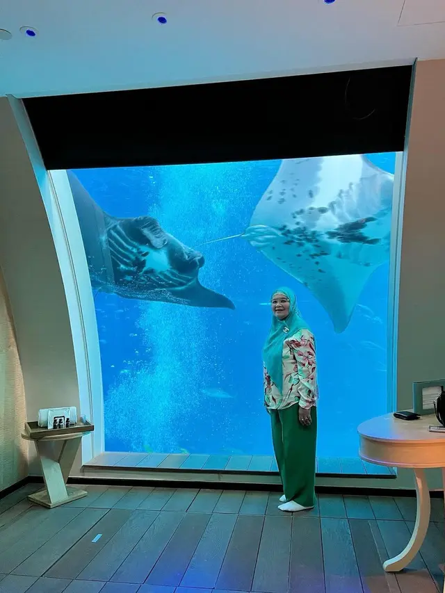 Kamar hotel Titi Kamal di Singapura langsung lihat view bawah laut
