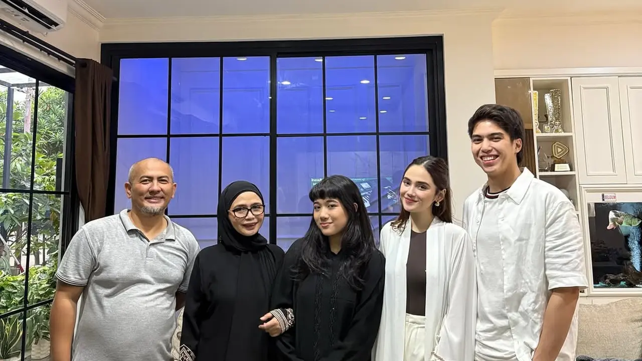 Gaya El Rumi Lebaran Idul Adha di Rumah Syifa Hadju, Tampil Kontras dengan Calon Mertua