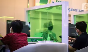 Nasabah melakukan pencairan dana Jaminan Hari Tua (JHT) di Kantor BPJS Ketenagakerjaan Cabang Sudirman, Jakarta, Selasa (15/2/2022). Nasabah masih dapat mencairkan dana JHT meski belum menginjak usia 56 tahun sebelum Permenaker Nomor 2 Tahun 2022 diberlakukan. (Liputan6.com/Faizal Fanani)