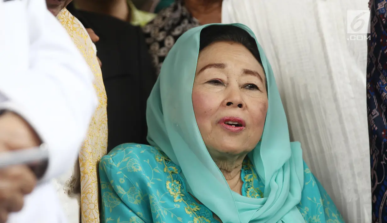 Istri Gus Dur, Sinta Nuriyah memberi keterangan usai menerima kunjungan cawapres nomor urut 01 Ma'ruf Amin di Ciganjur, Jakarta, Rabu (26/9). Ma’ruf datang ditemani Mahfud MD dan sejumlah kiai. (Liputan6.com/Herman Zakharia)
