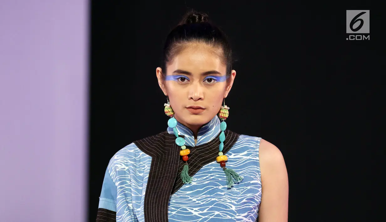 Model mengenakan busana karya Wastu by Auguste Soesastro dan Populo Batik dalam acara Fashion Nation 12th Edition di Jakarta, Jumat (13/4). (Liputan6.com/Arya Manggala)