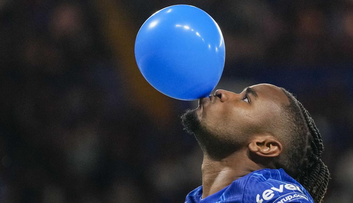 Pemain Chelsea, Christopher Nkunku melakukan selebrasi meniup balon setelah mencetak gol ke gawang Servette pada leg pertama playoff UEFA Conference League 2024 di Stamford Bridge, London, Jumat (23/08/2024). (AP Photo/Alastair Grant)