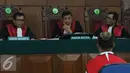 Hakim memperhatikan keterangan yang diberikan oleh Daeng Azis saat persidangan di Pengadilan Negeri Jakarta Utara, Rabu (18/5). Daeng meminta hakim menghadirkan sejumlah saksi yang dapat meringankan dirinya. (Liputan6.com/Herman Zakharia)