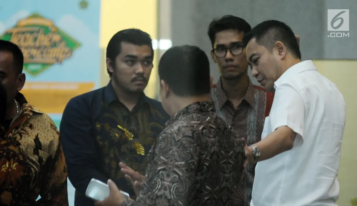 Anggota Komisi I DPR dari Fraksi Golkar, Fayakhun Andriadi (kanan) usai diperiksa di gedung KPK, Jakarta, Selasa (10/10). Fayakhun diperiksa sebagai saksi dalam kasus dugaan suap pengadaan satelit monitoring di Bakamla. (Liputan6.com/Helmi Fithriansyah)