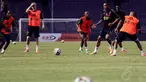 Sejumlah pemain Ajax Amsterdam saat melakukan latihan ringan di Stadion GBK  Jakarta, (Liputan6.com/Helmi Fithriansyah)