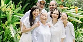 Raline Shah baru saja mengunggah potret dirinya bersama keluarga pakai outfit serba putih yang elegan. [Foto: Instagram/ralineshah]