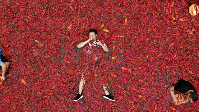 Potret Keseruan Lomba Makan Cabai di China