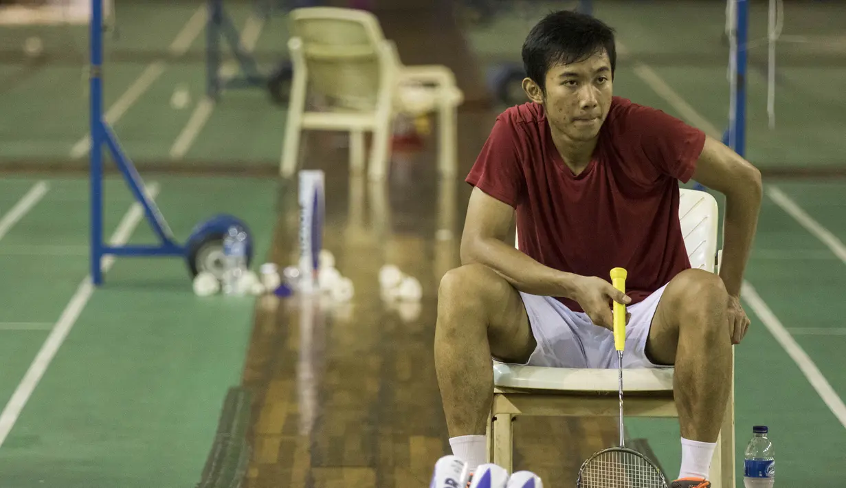 Pebulutangkis ganda putra Indonesia, Rian Agung Saputro, menunggu giliran latihan. (Bola.com/Vitalis Yogi Trisna)