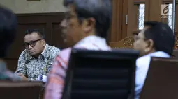 Terdakwa dugaan korupsi pengadaan e-KTP, Irvanto Hendra Pambudi (kiri) menyimak keterangan saksi pada sidang lanjutan di Pengadilan Tipikor, Jakarta, Selasa (18/9). Sidang mendengar keterangan enam saksi. (Liputan6.com/Helmi Fithriansyah)