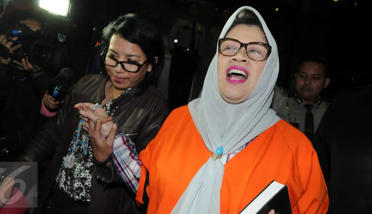 Dewie Yasin Limpo usai menjalani pemeriksaan KPK, Jakarta, Rabu (16/12/2015). Dewie menebar senyum kepada wartawan saat keluar dari gedung hingga memasuki mobil tahanan. (Liputan6.com/Helmi Afandi)